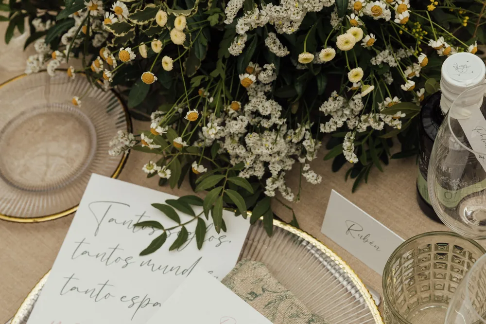 Mesa del banquete con flores amarillas