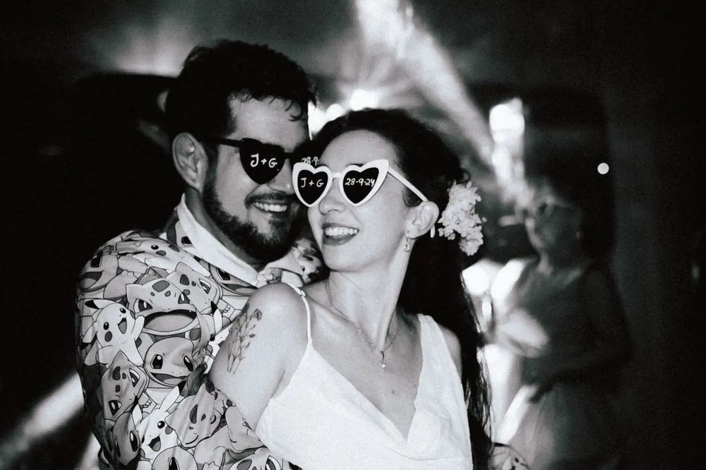 Los novios celebrando con champán en la fiesta