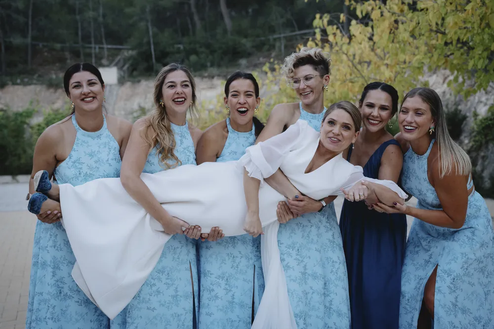 Las amigas llevando a la novia en volandas