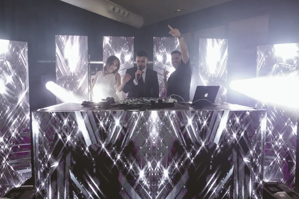 Cabina de DJ en la fiesta de noche