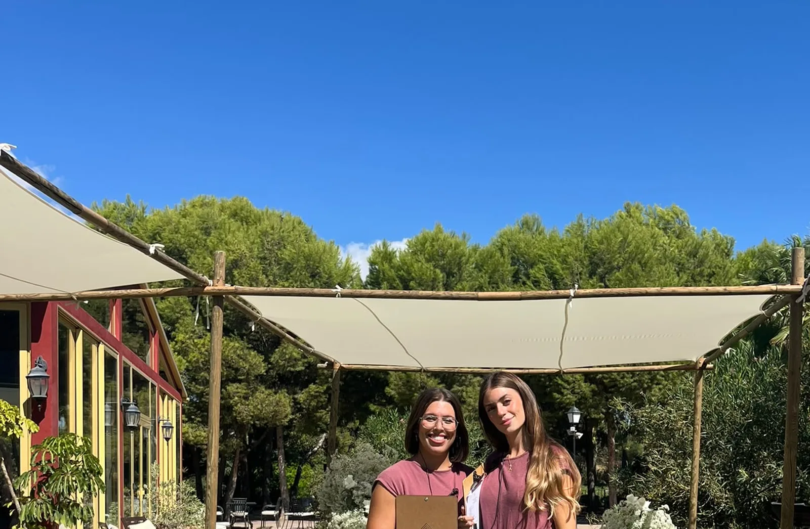 Silvia y Alba, del equipo de Ann Lo Events, en el pasillo de una ceremonia