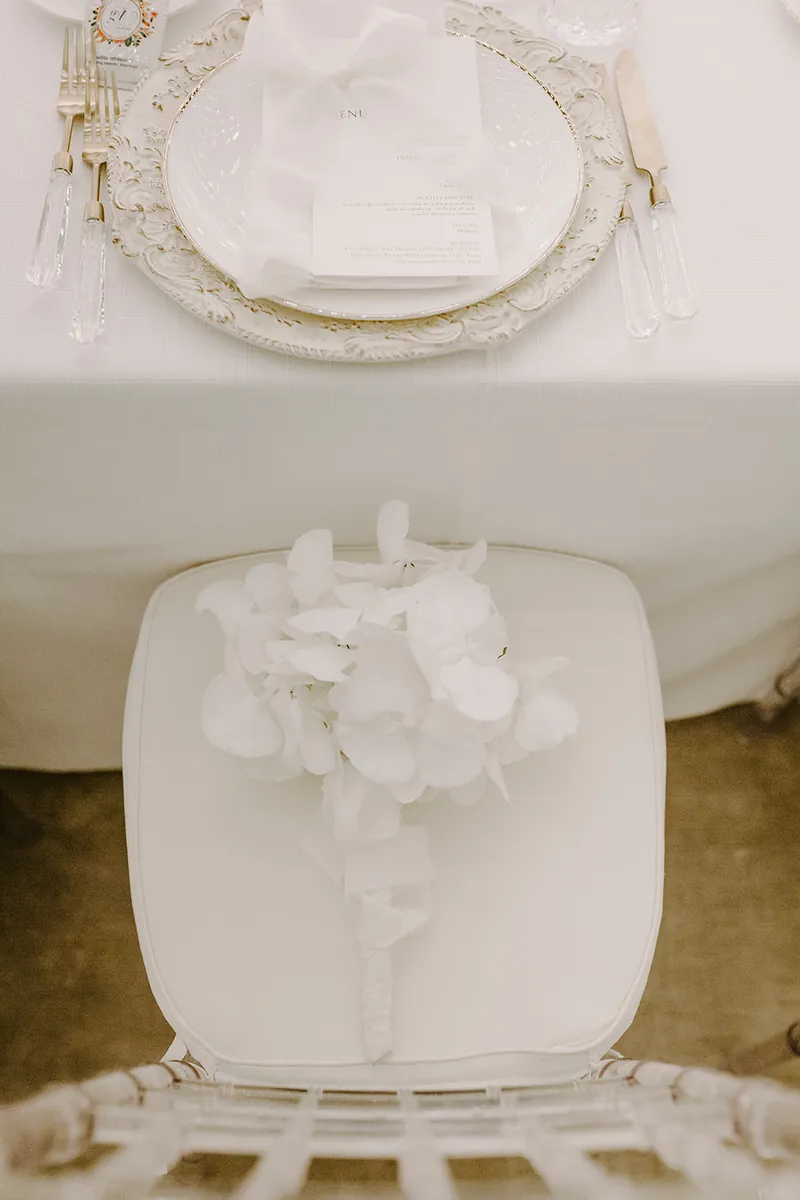 Detalle del plato con pétalos