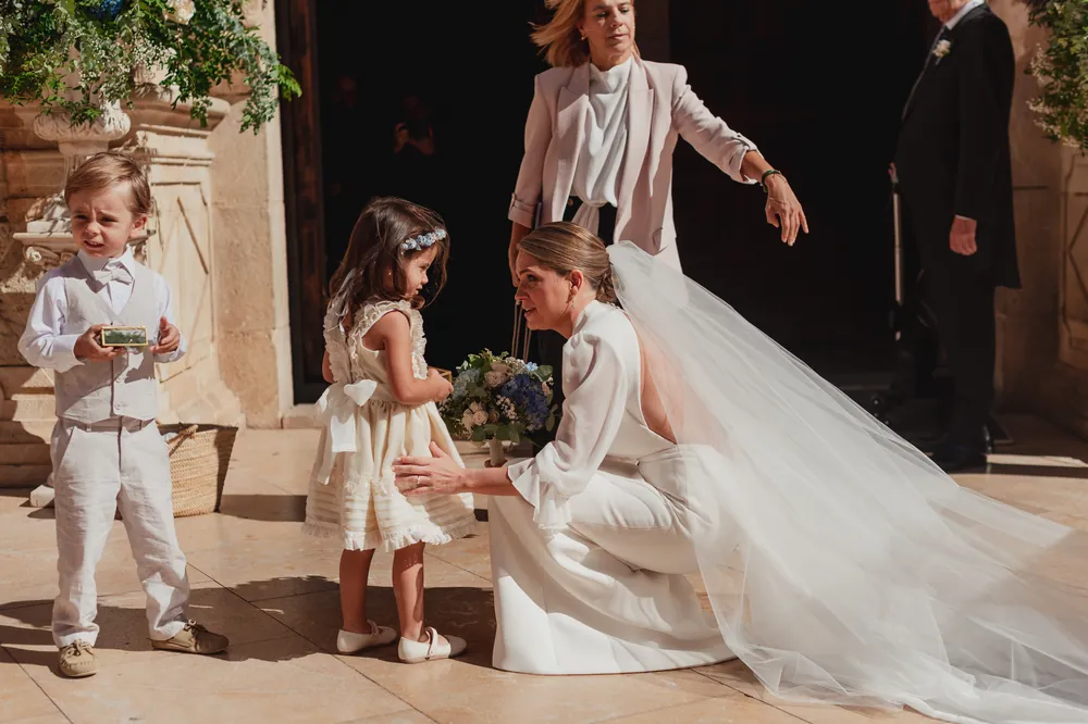 La novia con los peques a la salida de la ceremonia
