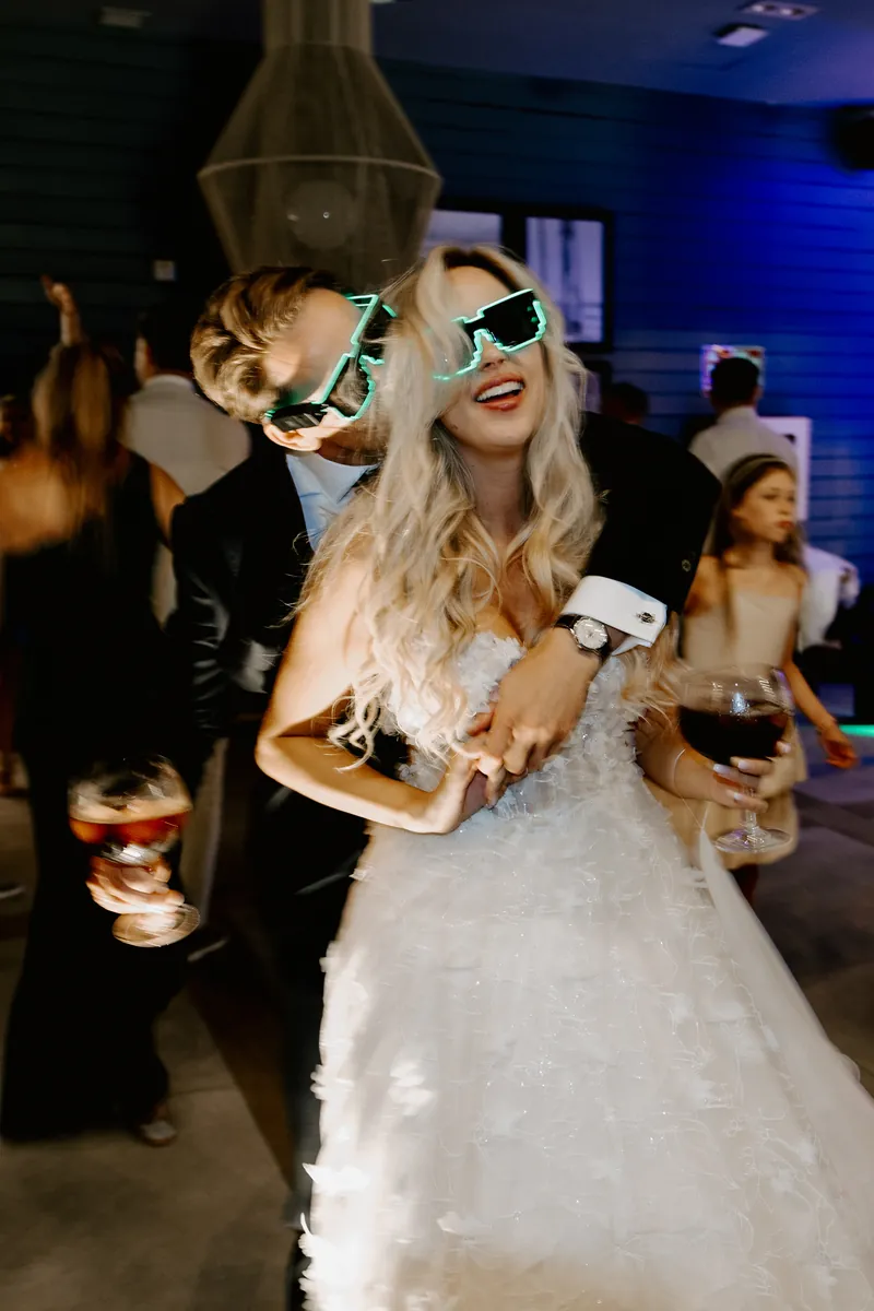 La novia bailando en plena fiesta