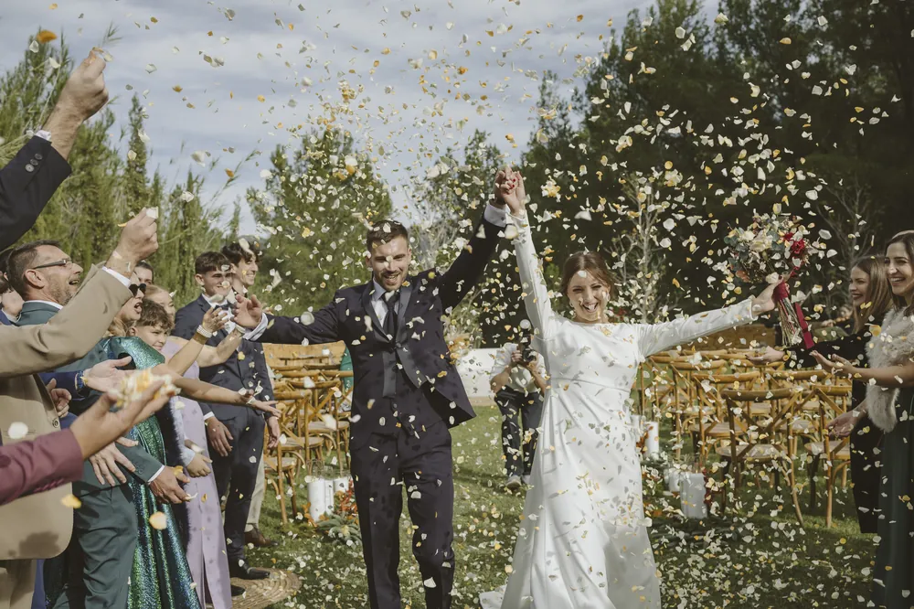 Salida de los novios entre confeti